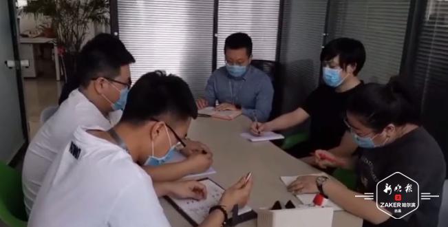 研發(fā)團隊正在進(jìn)行軟件版本更新討論